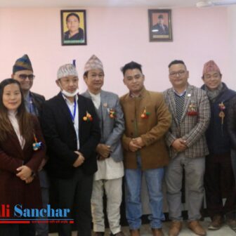 किरात राई पत्रकार संघ सुनसरीद्वारा जनप्रतिनिधिलाई वाबु र बुङ उपहार