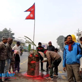 मोरको रंगेली बसपार्कमा युवाहरुले नेपालको झण्डा ठ्याए