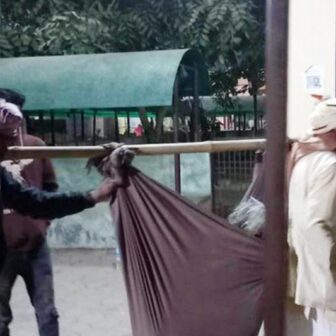 बिरामी पत्नीलाई ७० वर्षीय वृद्धले झोलुंगोमै बोकेर पुर्‍याए अस्पताल
