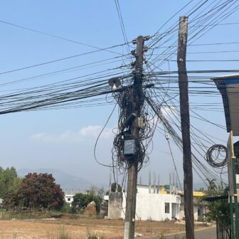 हेटौंडा उपमहानगरले मुख्य बजारमा बाहिर देखिएका तारलाई भूमिगत गर्ने