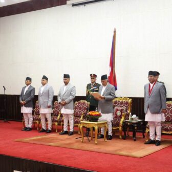 उपप्रधानमन्त्री पूर्णबहादुर खड्कासहित नवनियुक्त मन्त्रीहरूले लिए शपथ