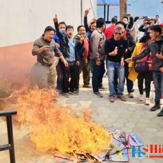 खोटाङको दिक्तेल रुपाकोट मझुवागढी नगरपालिकामा ‘कोशी प्रदेश’ लेखेको क्यालेण्डर जलाए