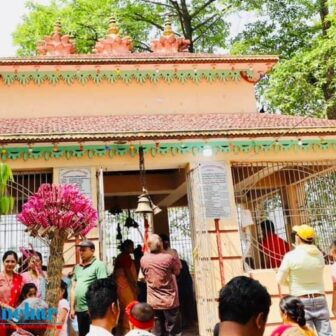 मोरङको रतुवामाई नगरपालिका स्थित सुनवर्षी महाराजको ग्रामथानमा पुजा अर्चना