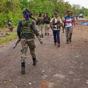 भारतको छत्तिसगढमा प्रहरी सवार गाडीमा विस्फोट हुँदा १० जनाको मृत्यु