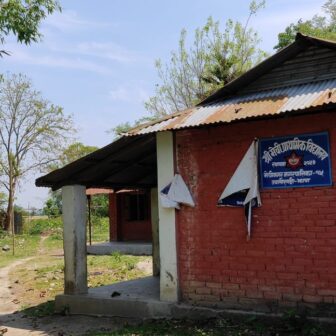 झापाको मेची पारिको विद्यालय बन्द, नेपाली विद्यार्थी भारतको विद्यालयमा पढ्न बाध्य