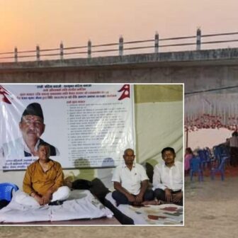 निर्माणको माग राख्दै सांसद सञ्जय गौतम भत्किएको पुलमुनि आमरण अनशनमा