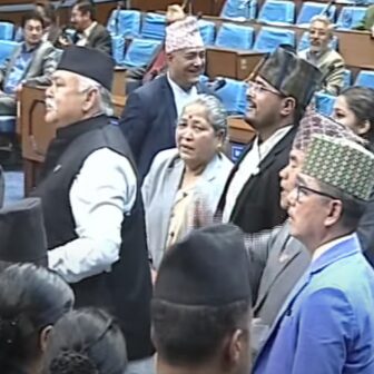 संसदमा नाराबाजी गर्दै राप्रपाका सांसदले भने– हामीले पनि लुगा खोल्नुपर्ने भो ?