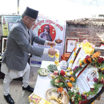 सर्खेत पुगेर प्रधानमन्त्री प्रचण्डले दिए उपप्रधानमन्त्री खड्काकी बुहारीलाई श्रद्धाञ्जली