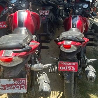 धनुषामा एउटै नम्बर प्लेटको दुई मोटरसाइकल फेला