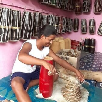 मादल बनाउने व्यवसायबाट मनग्ये आम्दानी गर्छन् पाल्पाका कमल गन्धर्व