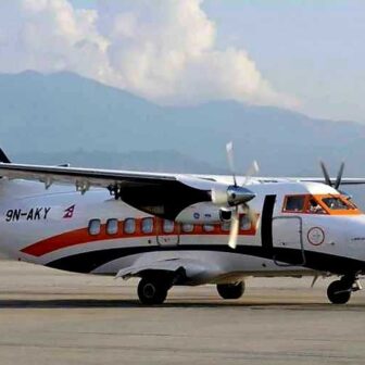 माओवादी नेतालाई चढाउन डाक्टरहरूकाे ‘प्लेन टिकट’ खाेसियाे
