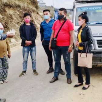 तोकिएको भन्दा बढी भाडा असुल्ने चालकलाई ट्राफिक प्रहरीले गऱ्यो कारवाही