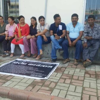 रंगेली नगरपालिकाकाे कर्मचारीहरुले हातमा कालोपट्टी बाँधेर बिराेध गरे