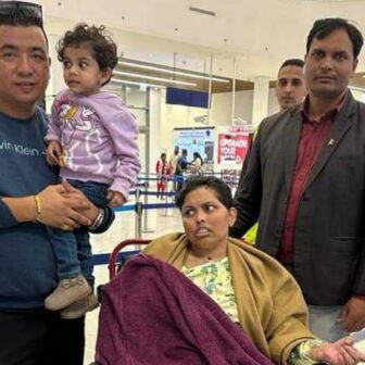 कुवेतमा उपचार गराईरहेकी चितवनकी आशा परियार छोरीसहित नेपाल फर्किईन