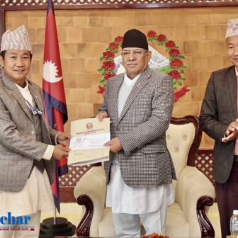मेयर साम्पाङको टोलीले प्रधानमन्त्री प्रचण्डलाई निवास पुगेर भेटे