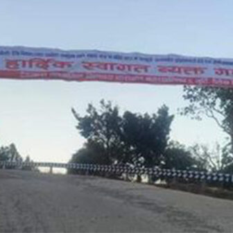 एमालेको अभियानलाई सरकारी विद्यालयको ‘स्वागत गेट’