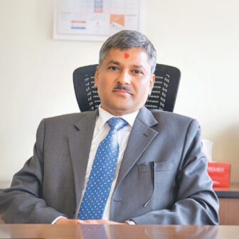 हिमालयन बैंकको सेयर खरिदबिक्रीमा किन तगारो बन्दै छन् गभर्नर अधिकारी ?