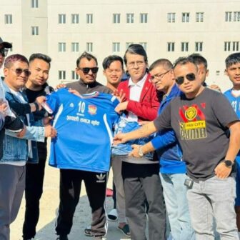 झापाली समाज कुवेतले पुर्वेली टाइगर फूटबल क्लबलाई जर्सी  प्रदान गर्यो