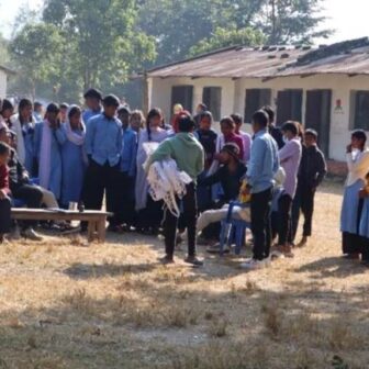 नगरप्रमुखले आश्वासन मात्रै दिए, घाँस बेचेर तलब खान्छन् शिक्षक