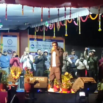 वालिङ महोत्सवमा दुर्गेश थापामाथि जुत्ता प्रहार
