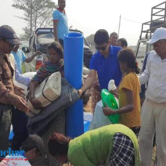 मोरङ रंगेलीका आगलागी पिडीत परिवारलाई रेडक्रसद्वारा राहत वितरण