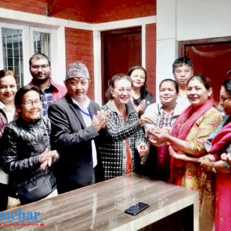 धरान वडा नं. १८ वडा कार्यालयद्वारा धरानका दलित महिला संजाललाई कार्यालय सामाग्री प्रदान