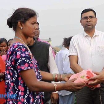 सद्भाव बचतद्वारा अग्नि पिडित  महिलाहरूलाई साडी वितरण