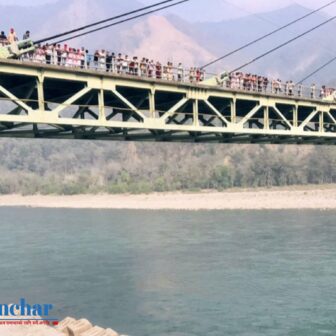 कर्णाली पुलबाट हामफालेका १७ जना युवा मध्ये एक जना युवा अझै बेपत्ता