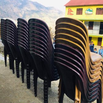 मोना कुवेतद्वारा महेन्द्र रत्न माध्यमिक विद्यालयलाई कुर्सी हस्तान्तरण