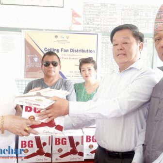 लायन्स जगत गुरुङद्धारा श्री मावि धरानलाई पंखा सहयोग