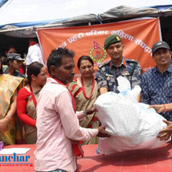 मटिहानीका अग्नि पीडितहरुलाई सशस्त्र प्रहरी परिवार महिला संघद्वारा सहयोग