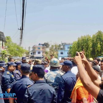 मोरङको रतुवामाई नगरपालिका स्थानीयद्वारा घेराउ