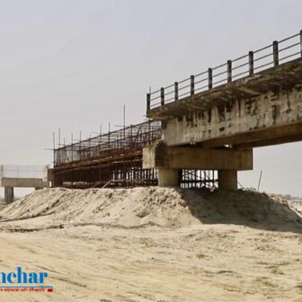 मोरङको रतुवा खोलाको पुलमा १५ बर्षपछि पुनः अर्को पिलर थप्दै