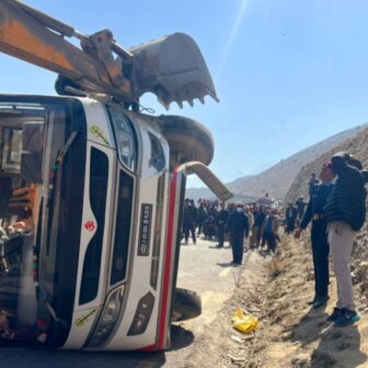 कागबेनीमा विद्यार्थी सवार बस दुर्घटनामा २१ जना घाइते