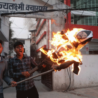 गृहमन्त्री रवि लामिछानेको राजीनामा माग्दै पुत्ला दहन