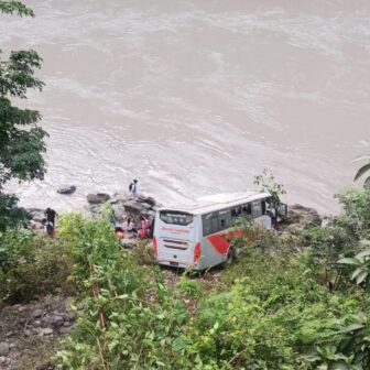 नेपालगन्जबाट काठमाडौँ आउँदै गरेको यात्रुवाहक बस दुर्घटना