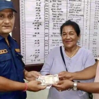 विराटनगरको रानी बस पार्कमा हराएको नगद, सम्बन्धित धनिलाई प्रहरीले बुझाइयो