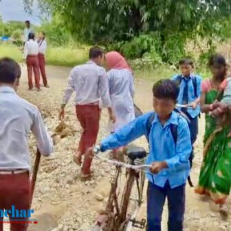 मोरङको कटुन खोलाको पुल बिधार्थीहरुले मर्मत गरे