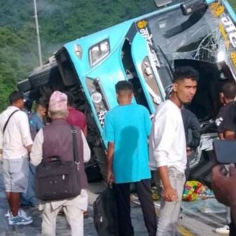 त्रिशुली नदीमा खस्नबाट जोगियो बस, घाइते १५ जनामध्ये दुईको अवस्था गम्भीर