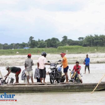 मोरङको रतुवा खोलामा ३ सय मिटर खोला तर्ने ढुङ्गा प्रयोग