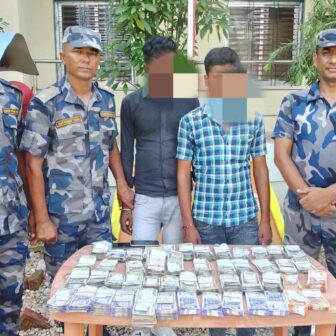 महोत्तरीमा सशस्त्र प्रहरीद्वारा १५ लाख भारतीय रुपैयाँसहित दुई जना पक्राउ