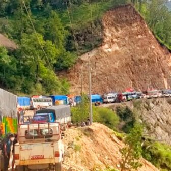 कर्णाली राजमार्ग अवरुद्ध हुँदा स्याउ बोकेका सवारी साधान अलपत्र