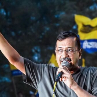 पदयात्राका क्रममा दिल्लीका पूर्वमुख्यमन्त्री केजरीवालमाथि आक्रमण