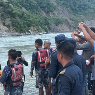 दूधकोसीमा बेपत्ता युवक नभेटिएपछि फर्कियो गोताखोर टोली