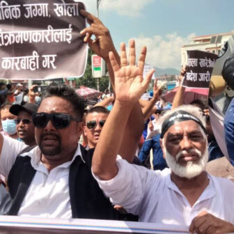 राजेन्द्र महतोको नेतृत्वमा जलाइयो संविधान