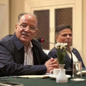 ओलीलाई लक्षित गर्दै प्रचण्डले भने- बयलगाडाको सिद्धान्त अपनाउनेलाई गणतन्त्र मन परेको छैन