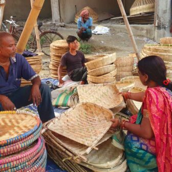 छठ पुजाका लागि सुप्पा बनाउन व्यस्त छन् मल्लिक समुदाय