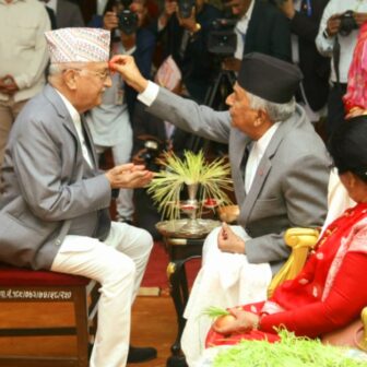 प्रधानमन्त्री ओलीले लगाए राष्ट्रपति पौडेलको हातबाट दशैँको टिका