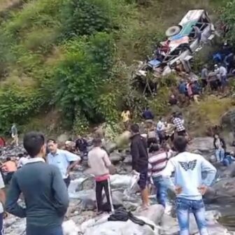उत्तराखण्डमा बस दुर्घटना हुँदा कम्तीमा ३० जनाको मृत्यु
