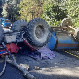सुर्यदल गणले ट्याक्टर दुर्घटनामा परेका चालककाे उद्धार गर्याे